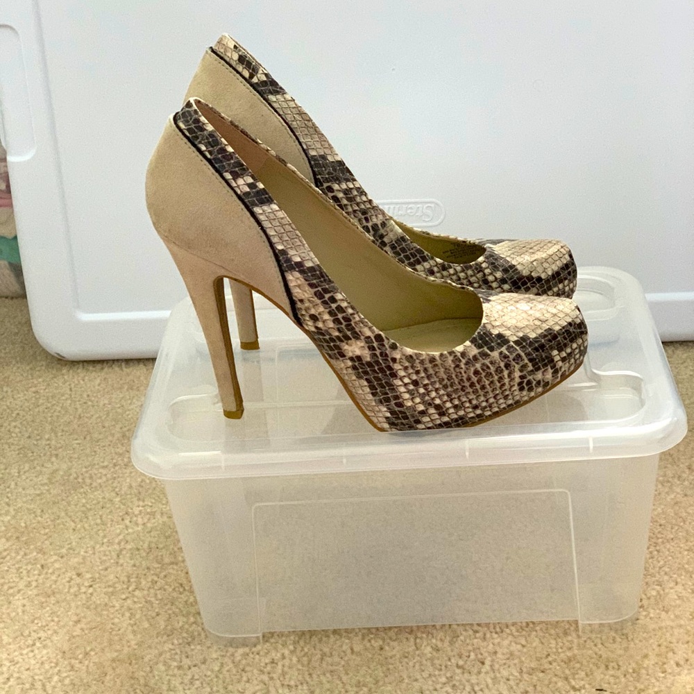 BCBGeneration Tan Suede/Snakeskin Pump Size 7